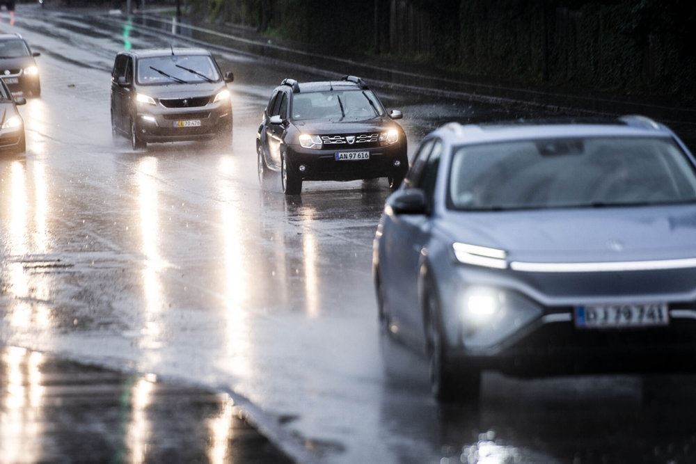 Biler på regnvåd vej