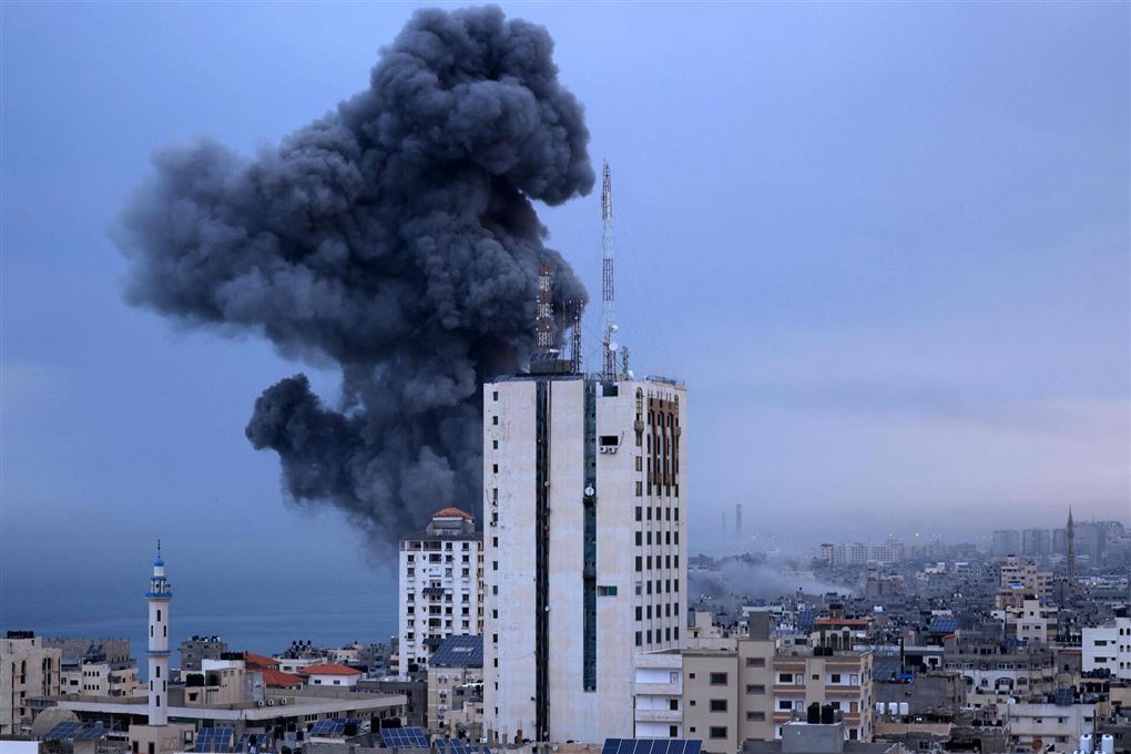 Røg fra en skyskraber i Gaza by.