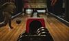 En bowlingbane hvor en person kaster en kugle.