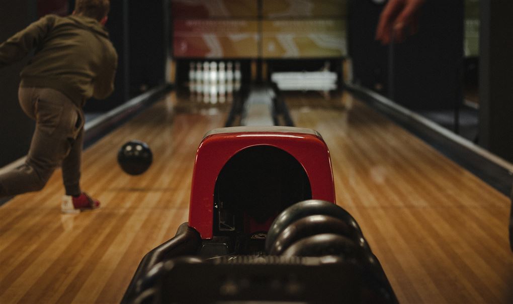 En bowlingbane hvor en person kaster en kugle.