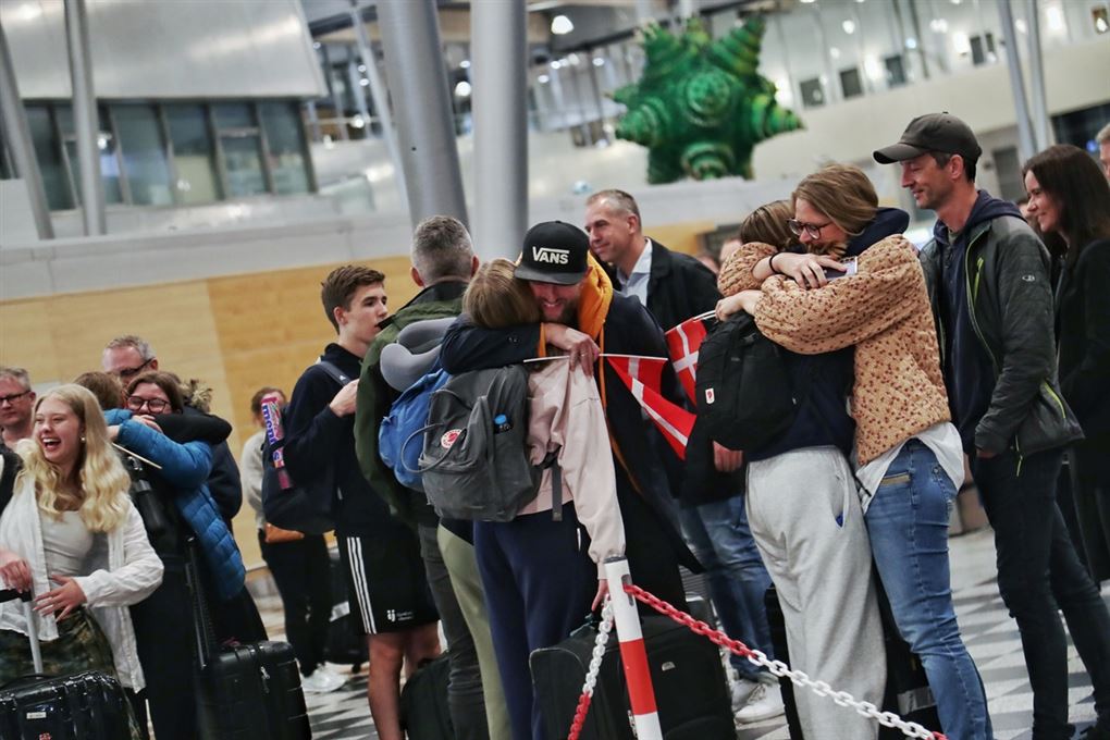 Folk krammer i lufthavnen