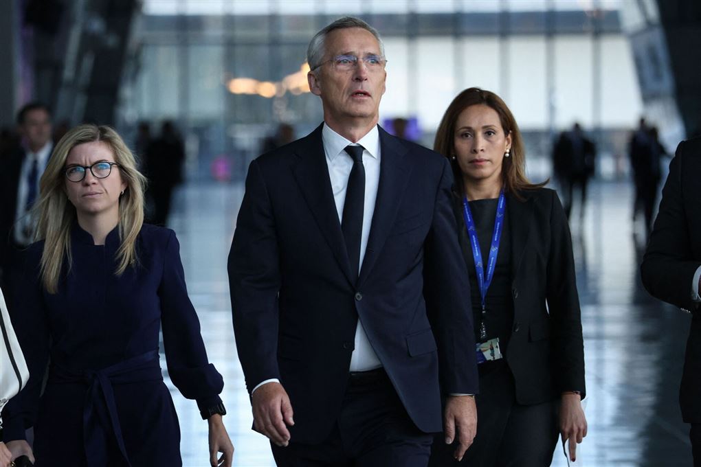 Stoltenberg går med to personer bag sig.