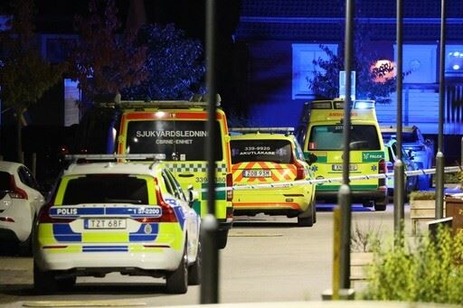 politi og ambulancer til stede på vej