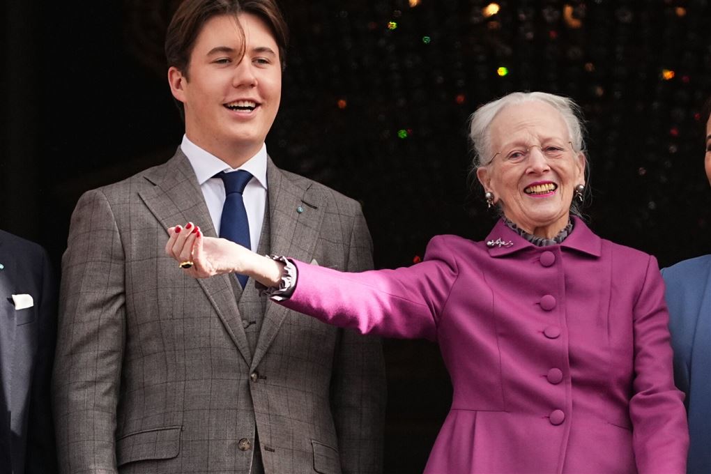 Dronning Margrethe sammen med Christian på balkonen.