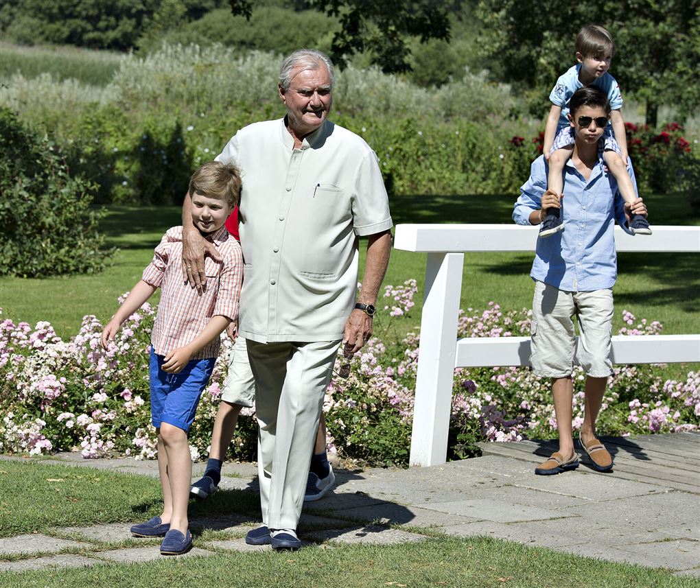 Prins Henrik med armen om prins Christian, da han var lille.