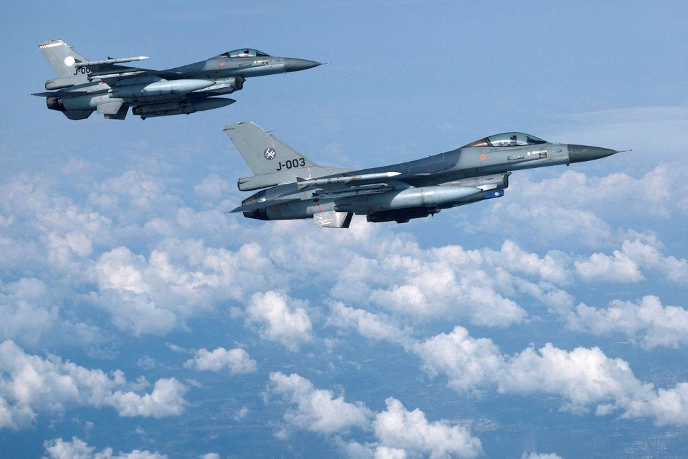 to f16 i luften