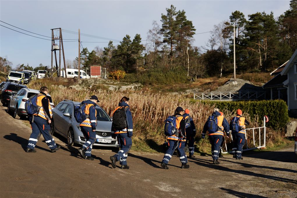 Folk med orange veste på