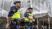 to politimænd i uniform