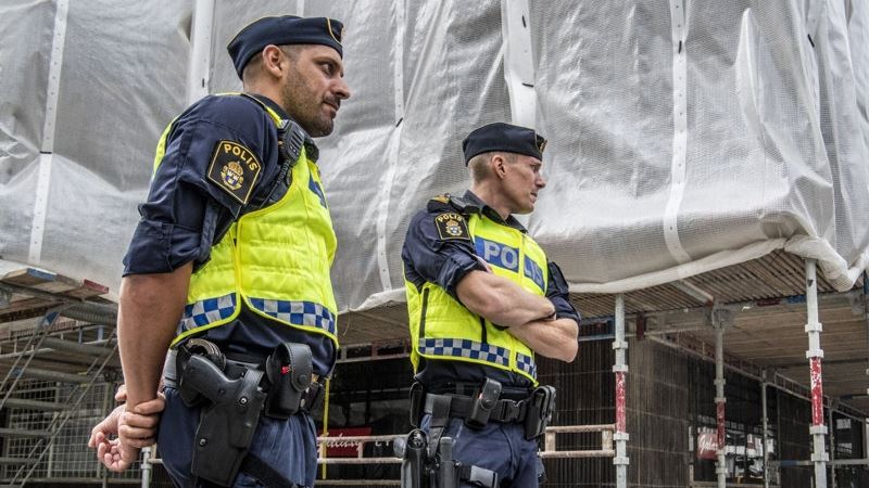 to politimænd i uniform