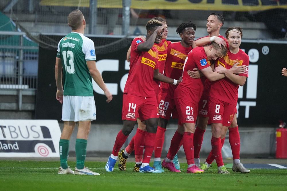 fodboldspillere i aktion