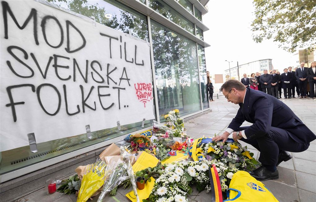 Sveriges statsminister lægger blomster