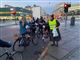 person deler reflekser ud til cyklister