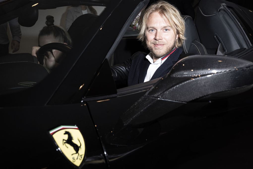 Felix Smith i en sort Ferrari