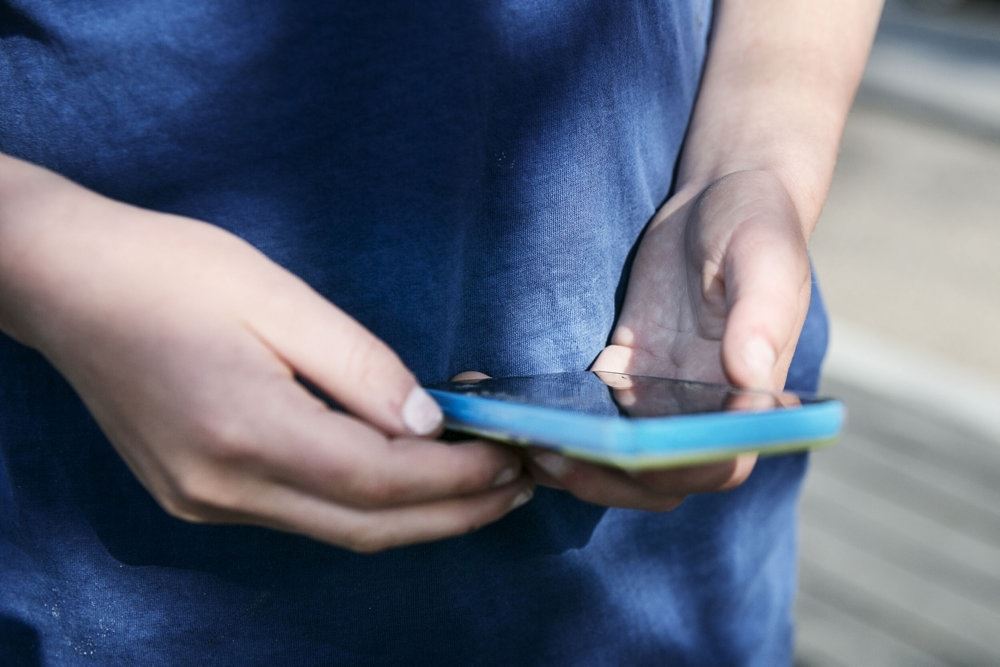en person med en mobiltelefon
