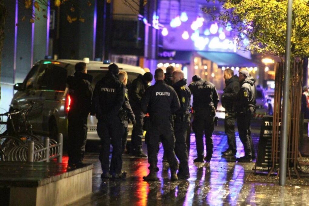 masser af politi på gaden