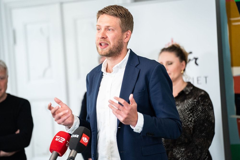 mand taler på pressemøde