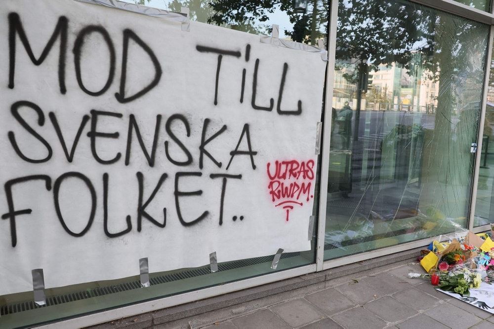 Et skilt ved en facade