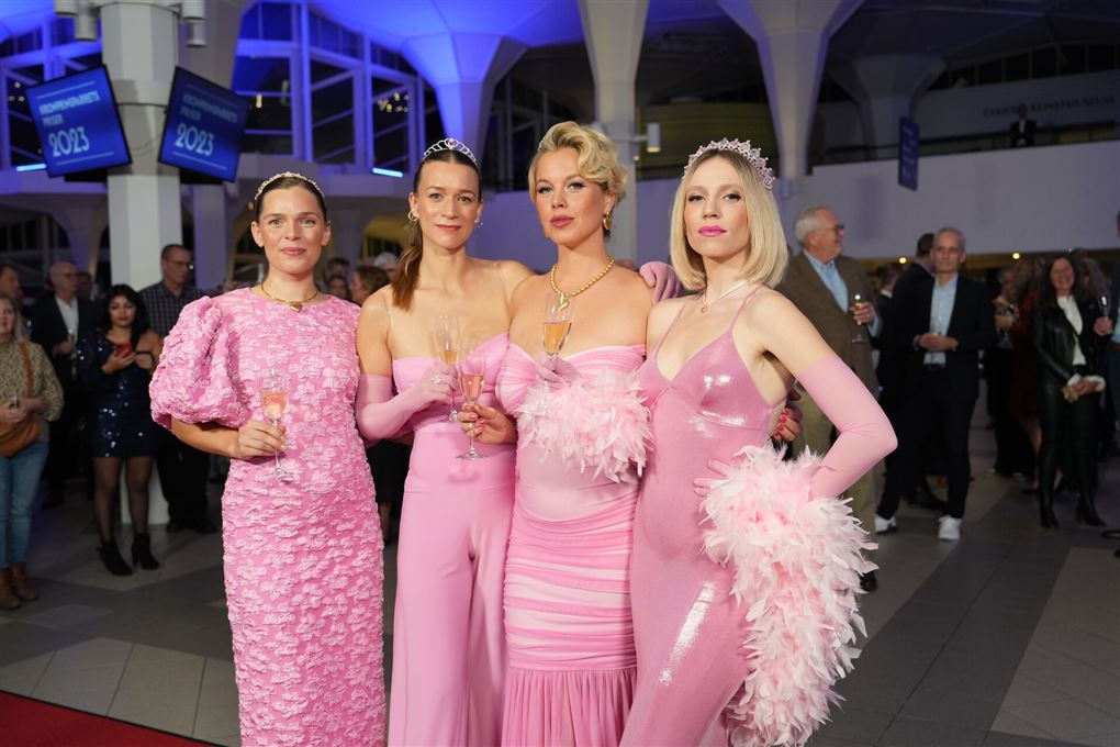 fire kvinde i lyserødt poserer