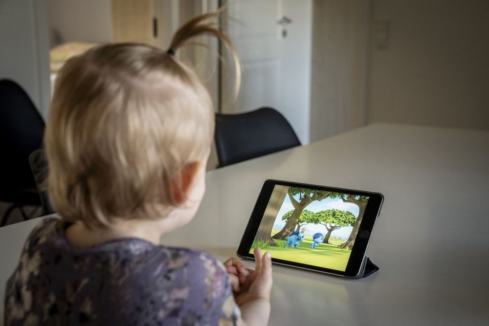 barn med iPad
