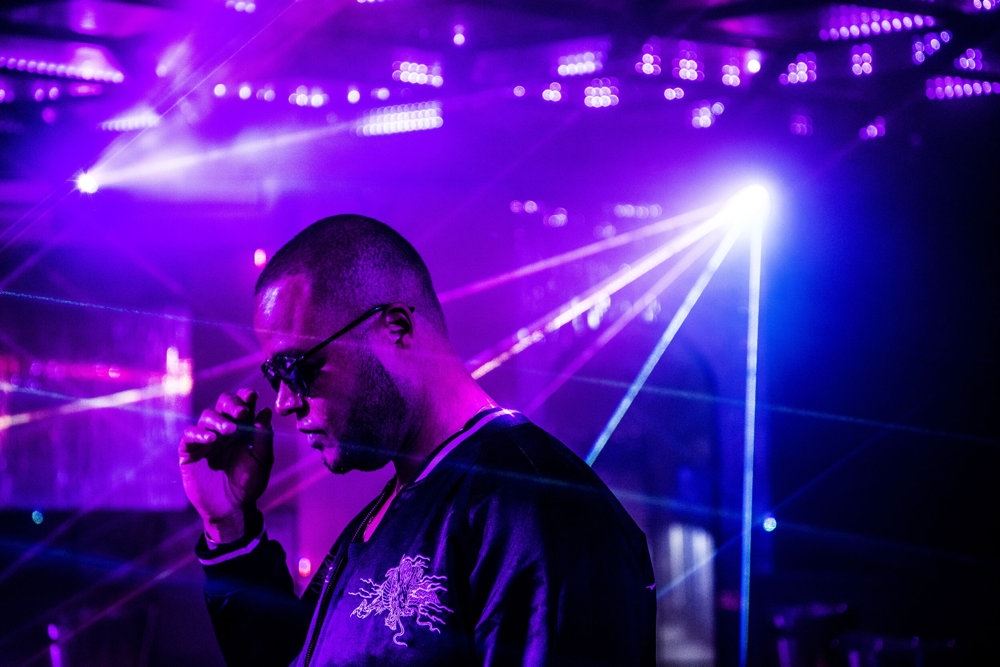 Remee på en natklub med siden til