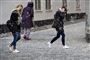 Personer på gaden i haglvejr
