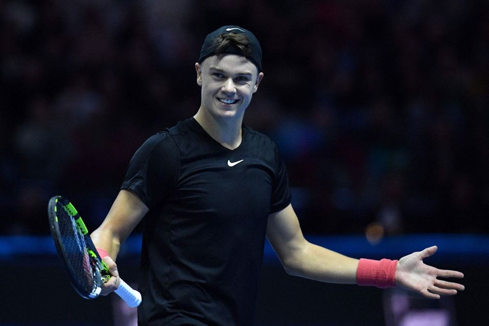 tennisspiller i aktion på banen
