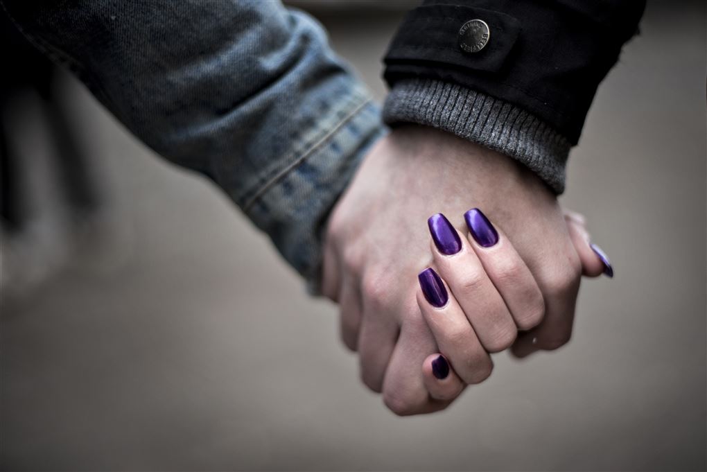mand og kvinde holder i hånd