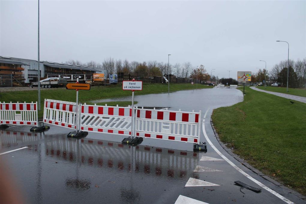 lukket vej på grund af vand 