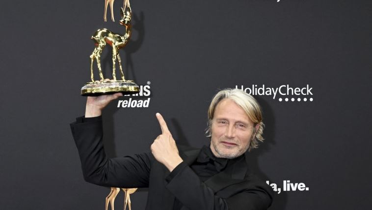 en mand løfter et trofæ