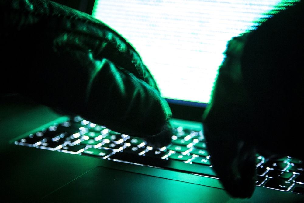 en person ved et tastatur