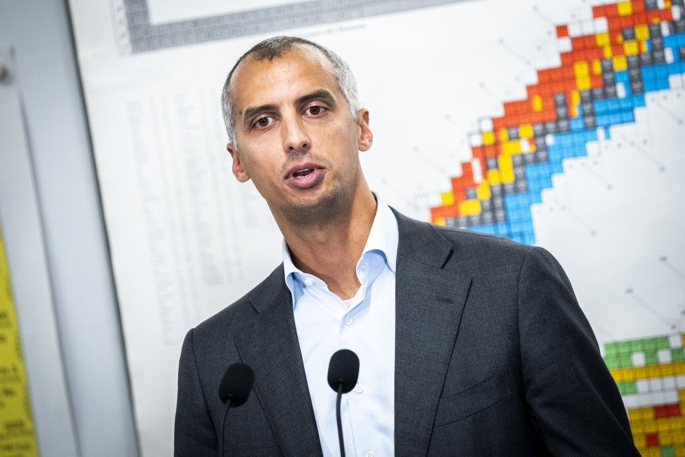 en politiker i jakkesæt taler