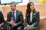 Kronprins Frederik og Mary sidder ved siden af hinanden men kigger hver sin vej.
