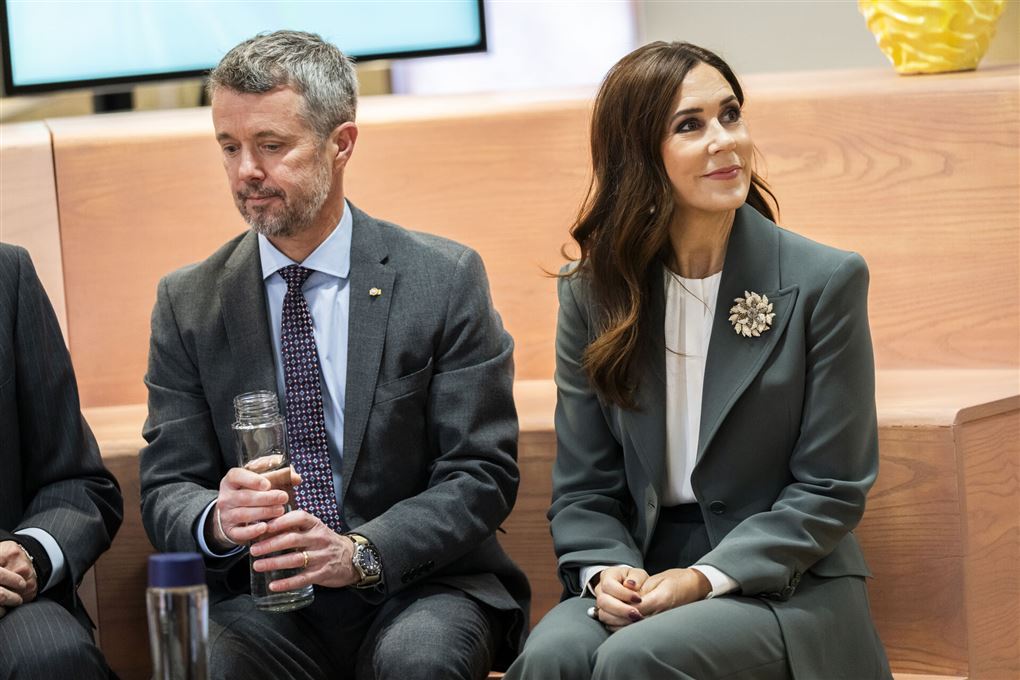Kronprins Frederik og Mary sidder ved siden af hinanden men kigger hver sin vej.