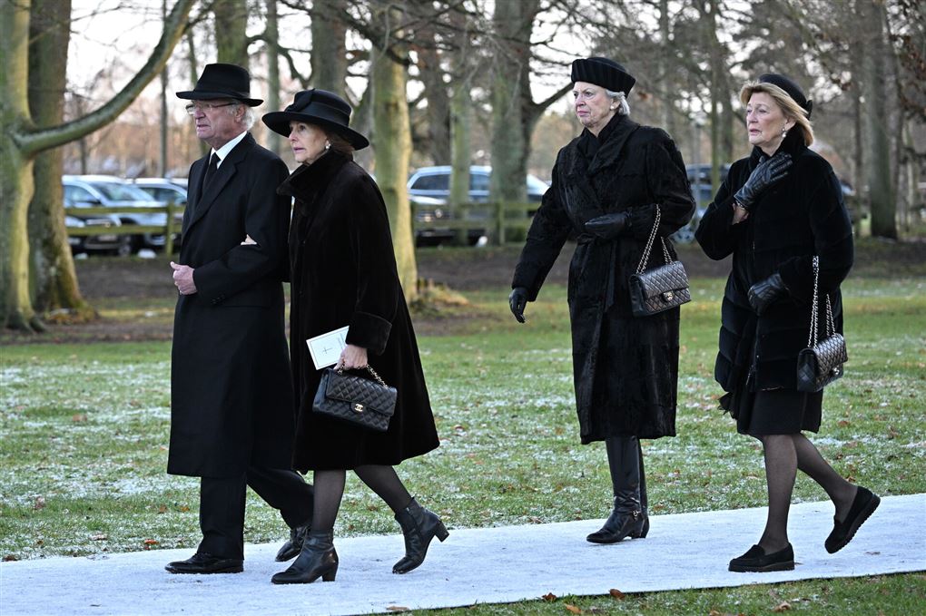 De fire kongelige går iklædt sort tøj