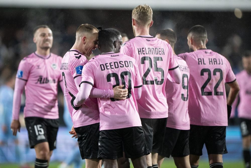 fodboldspillere i aktion