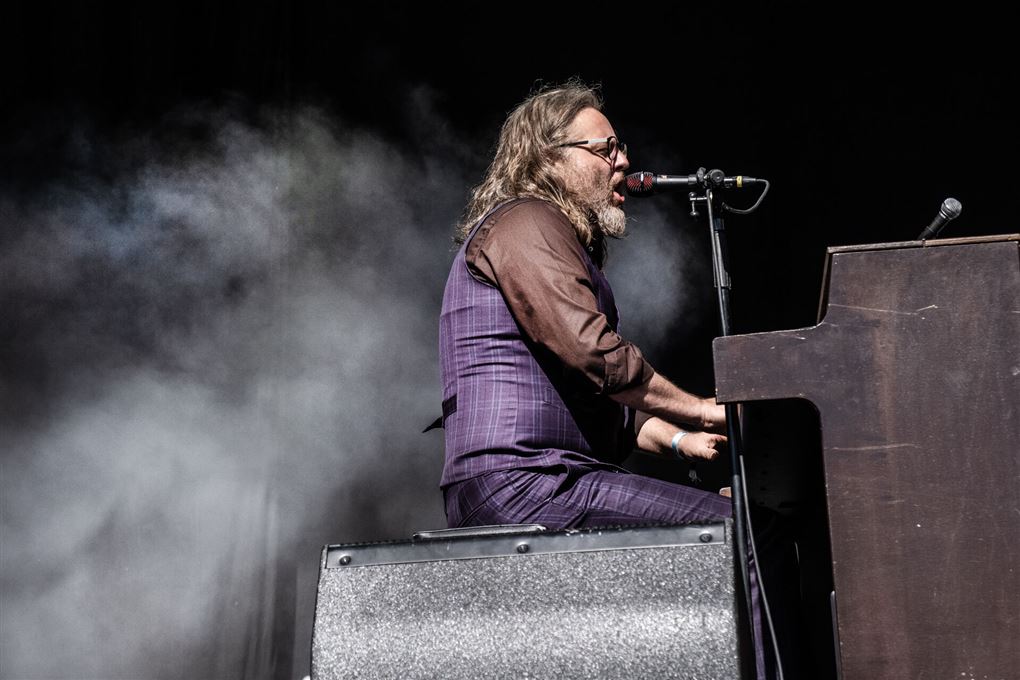 Søren Huss sidder på scenen ved et klaver