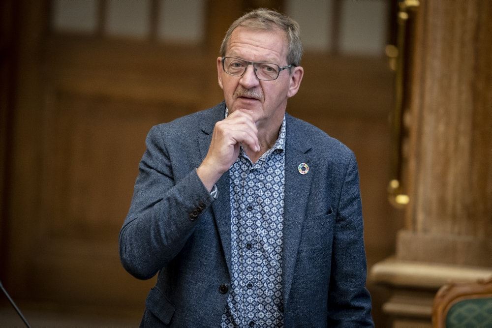 mand står i folketingssalen 