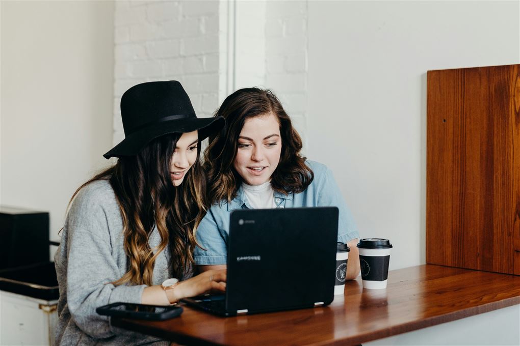 To kvinder kigger på computer