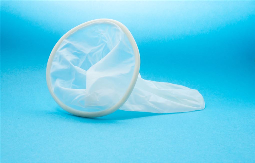 Et kondom ligger på en blå baggrund