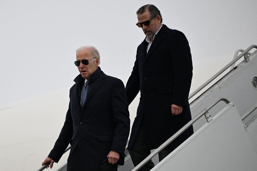 Hunter Biden bag Joe Biden på vej ud af et fly