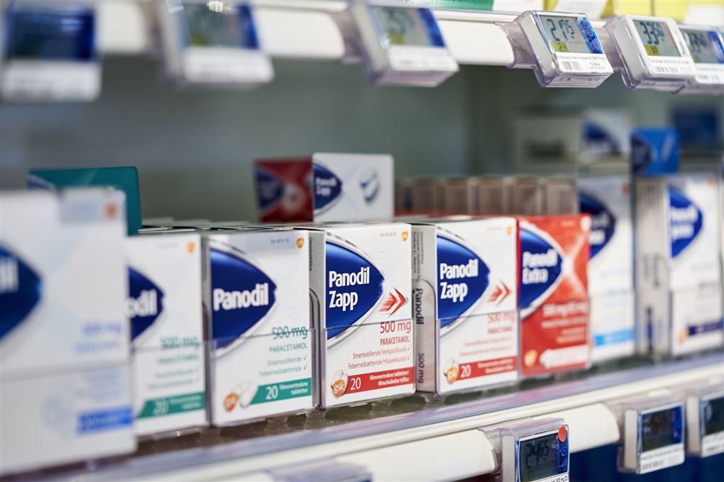 Forskellige smertestillende piller på en hylde på et apotek