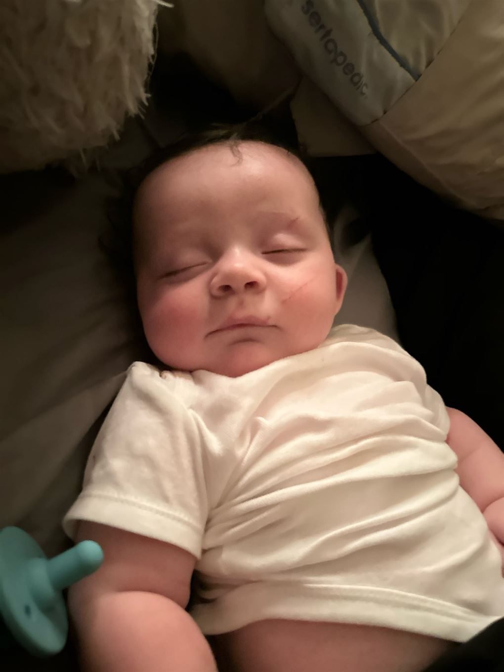 En baby med lukkede øjne