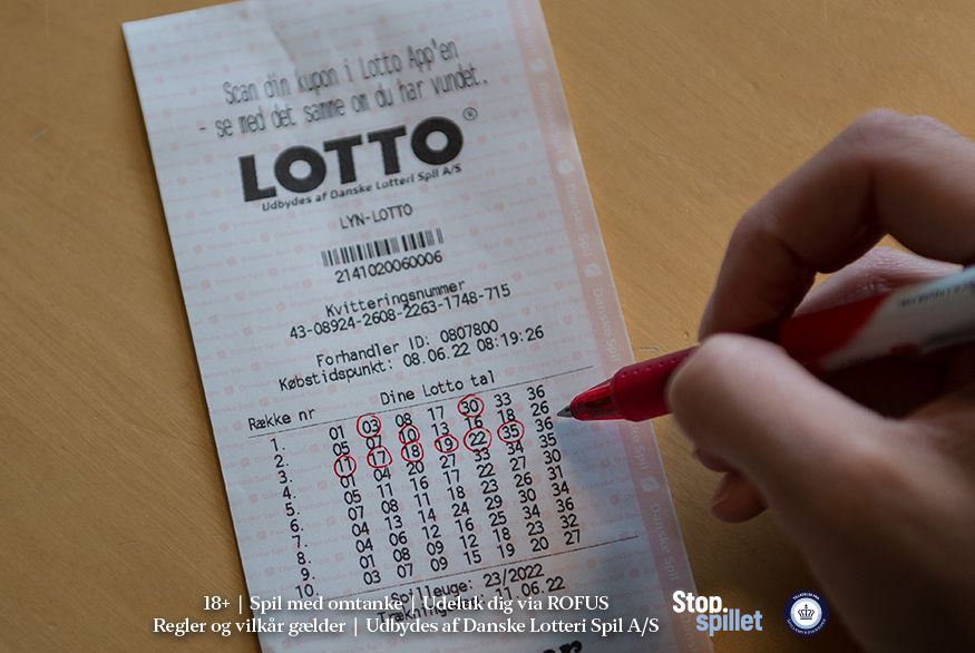 person tjekker lottokupon