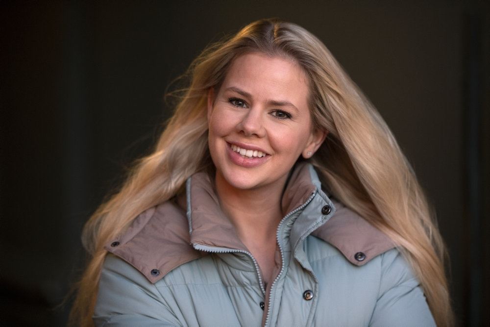 en smilende kvinde