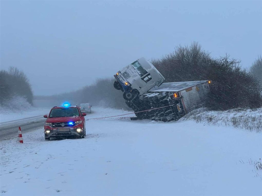 lastbil i grøften