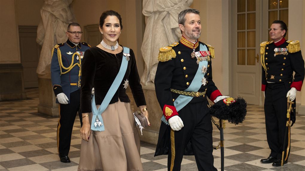 kronprins frederik og kronprinsesse mary i fornemt tøj