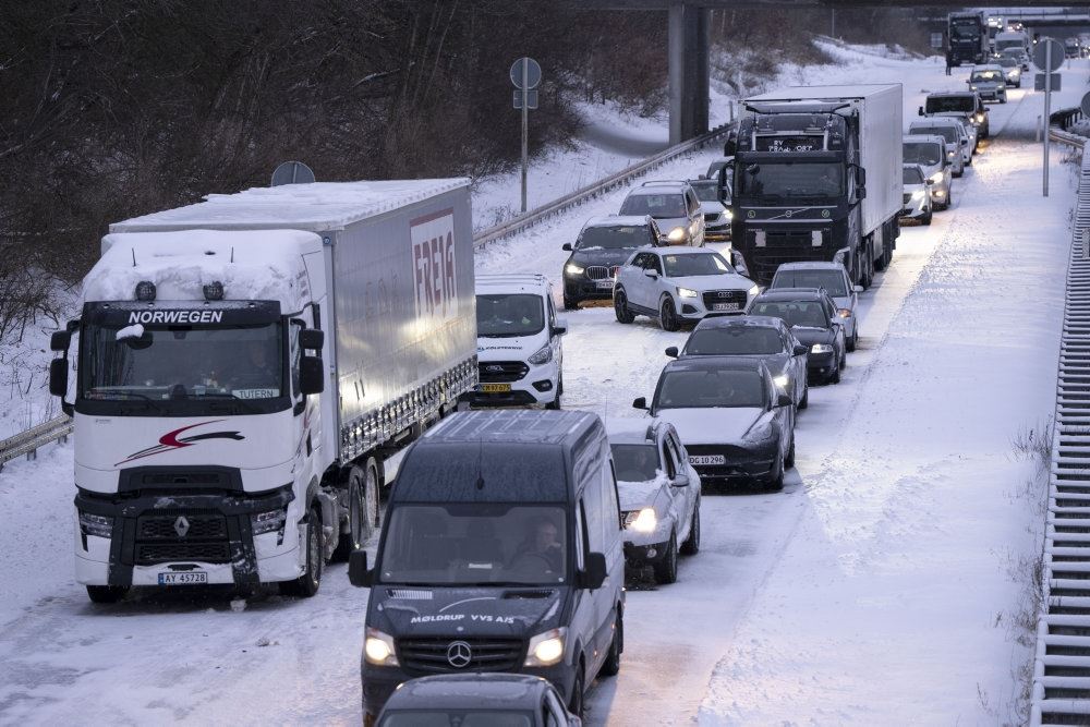 biler holder stille på snedækket motorvej