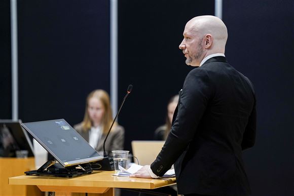 Anders Breivik Bryder Ud I Gråd - Avisen.dk