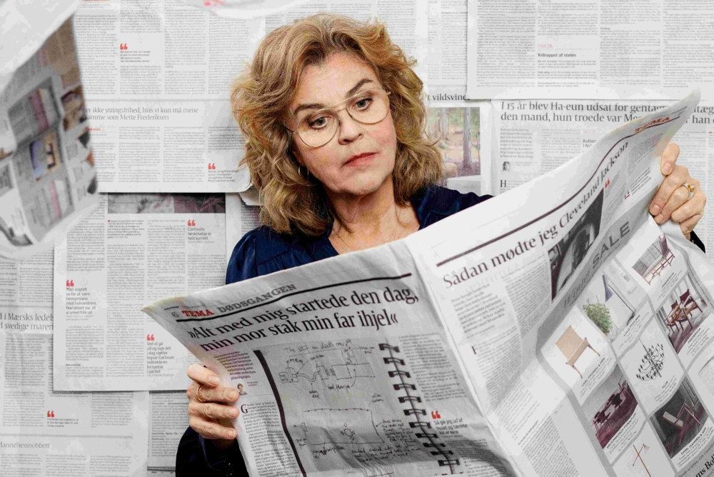 kvinde læser avis