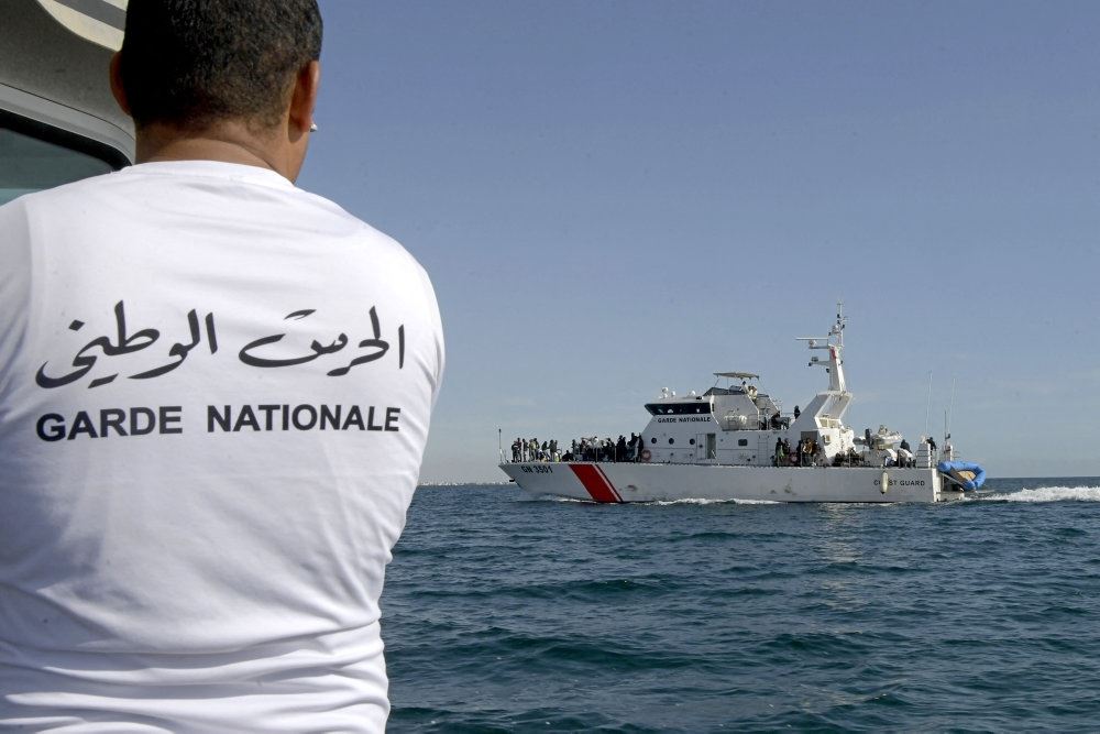 Man betragter krigsskib på havet